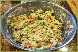 Простой салат с тунцом консервированным - фото шаг 6