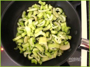 Рецепт салата из сельдерея и яблок - фото шаг 2