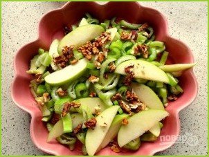 Рецепт салата из сельдерея и яблок - фото шаг 4