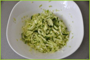 Салат из молодой зелёной капусты - фото шаг 4