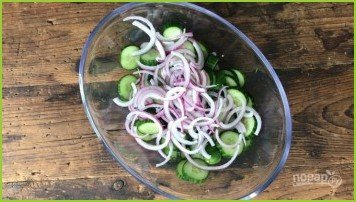 Салат из огурцов и лука со сметаной - фото шаг 1