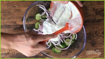 Салат из огурцов и лука со сметаной - фото шаг 2