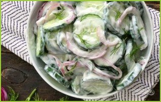 Салат из огурцов и лука со сметаной - фото шаг 3