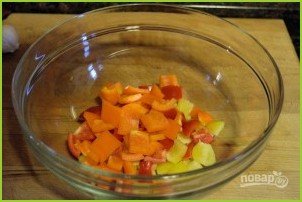 Салат из овощей с сухариками - фото шаг 2