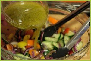 Салат из овощей с сухариками - фото шаг 8