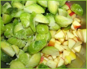 Салат с капустой, яблоками и брюссельской капустой - фото шаг 3