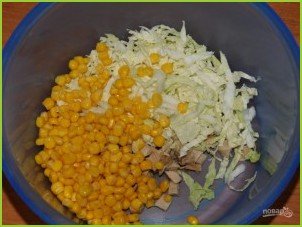 Салат с копченой курицей и кириешками - фото шаг 2