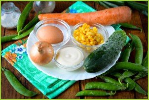 Салат с кукурузой, горошком и огурцом - фото шаг 1