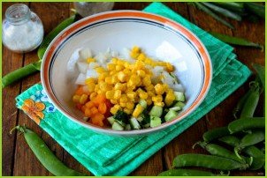 Салат с кукурузой, горошком и огурцом - фото шаг 5