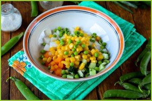 Салат с кукурузой, горошком и огурцом - фото шаг 6