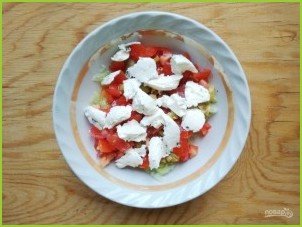 Греческий салат в огурце - фото шаг 7