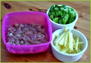 Мясо с имбирем и зеленым луком - фото шаг 1