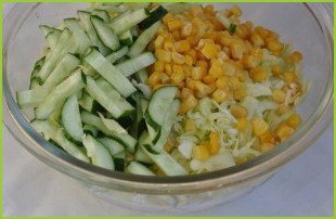 Простой салат с кукурузой консервированной - фото шаг 4