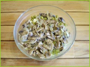 Салат с грибами и огурцами - фото шаг 7
