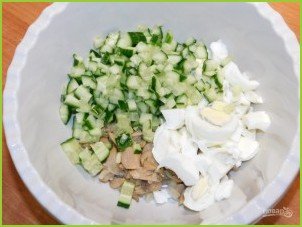 Салат с курицей, огурцами и орехами - фото шаг 2