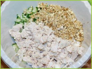 Салат с курицей, огурцами и орехами - фото шаг 3