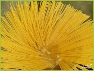 Спагетти с сардинами и сухариками - фото шаг 2