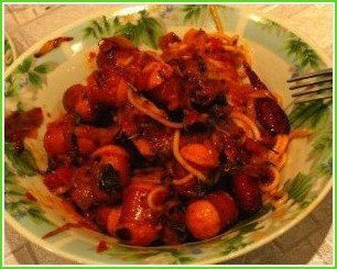 Макароны с сардельками в томатном соусе - фото шаг 4