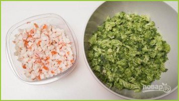 Овощной салат с крабовыми палочками - фото шаг 2