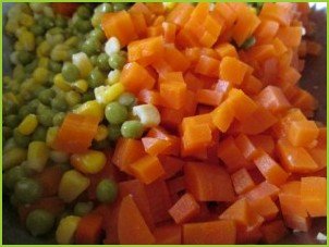 Простой салат с кукурузой - фото шаг 6