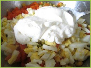 Простой салат с кукурузой - фото шаг 8