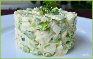 Простой салат с зеленым луком и огурцом - фото шаг 3