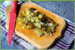 Салат из печени трески с горошком и огурцом - фото шаг 4