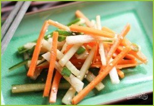 Салат с дайконом, огурцом и морковью - фото шаг 3