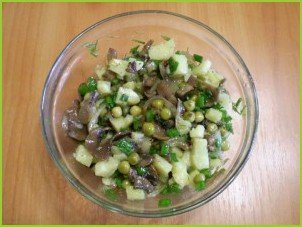 Салат с горошком и грибами - фото шаг 8