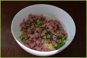 Салат с колбасой и сыром - фото шаг 3