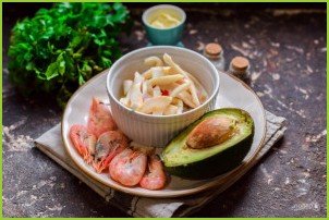 Салат с креветками, кальмарами и авокадо - фото шаг 1