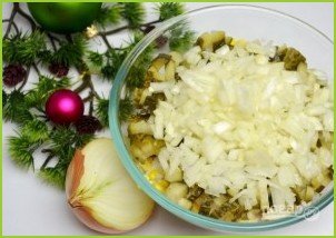 Салат с кукурузой, рисом и копченой скумбрией - фото шаг 6