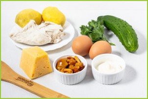 Салат с курицей, яйцом, грибами и огурцом - фото шаг 1