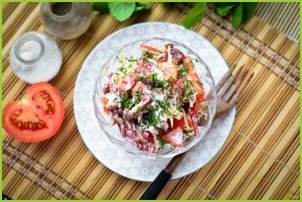 Грузинский салат с колбасой и помидорами - фото шаг 7