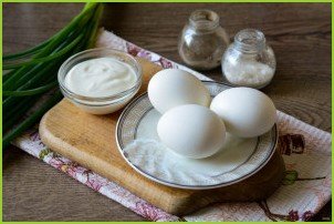 Луковый салат с яйцами - фото шаг 1