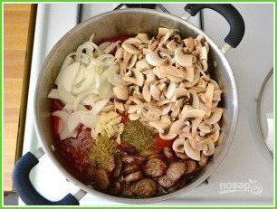 Макароны с сосисками и грибами в томатном соусе - фото шаг 5