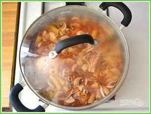 Макароны с сосисками и грибами в томатном соусе - фото шаг 7
