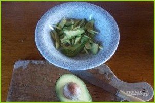 Салат из креветок с авокадо - фото шаг 2