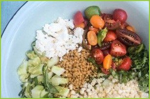 Салат с кукурузой и помидорами - фото шаг 3