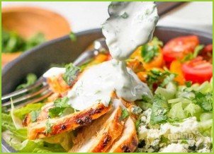 Салат с куриной грудкой, овощами и йогуртом - фото шаг 3