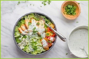 Салат с куриной грудкой, овощами и йогуртом - фото шаг 4