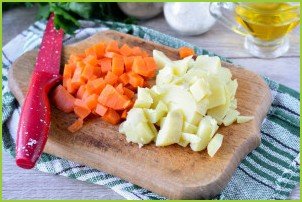 Салат с квашеной капустой и фасолью - фото шаг 3