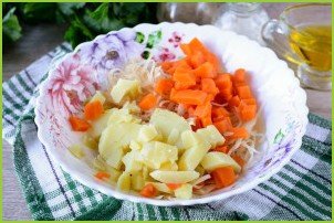 Салат с квашеной капустой и фасолью - фото шаг 4