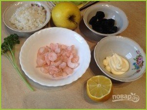 Креветки с рисом, яблоком и черносливом - фото шаг 1