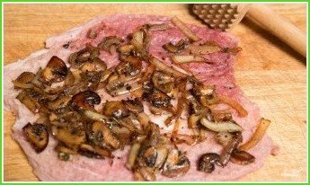 Рулет из свинины с грибами - фото шаг 3