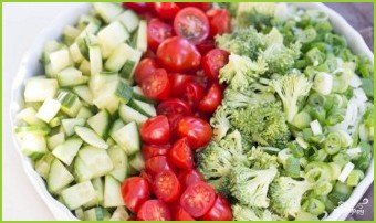 Салат из брокколи и овощей - фото шаг 2