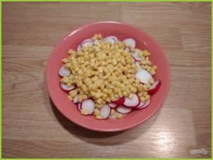 Салат из редиса, огурца и кукурузы - фото шаг 5