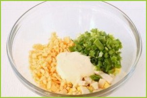 Салат из сыра с чесноком - фото шаг 6