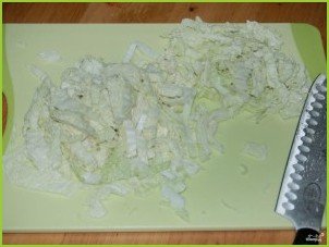 Салат пикантный с колбасой - фото шаг 2