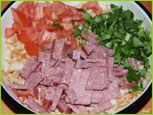 Салат пикантный с колбасой - фото шаг 5